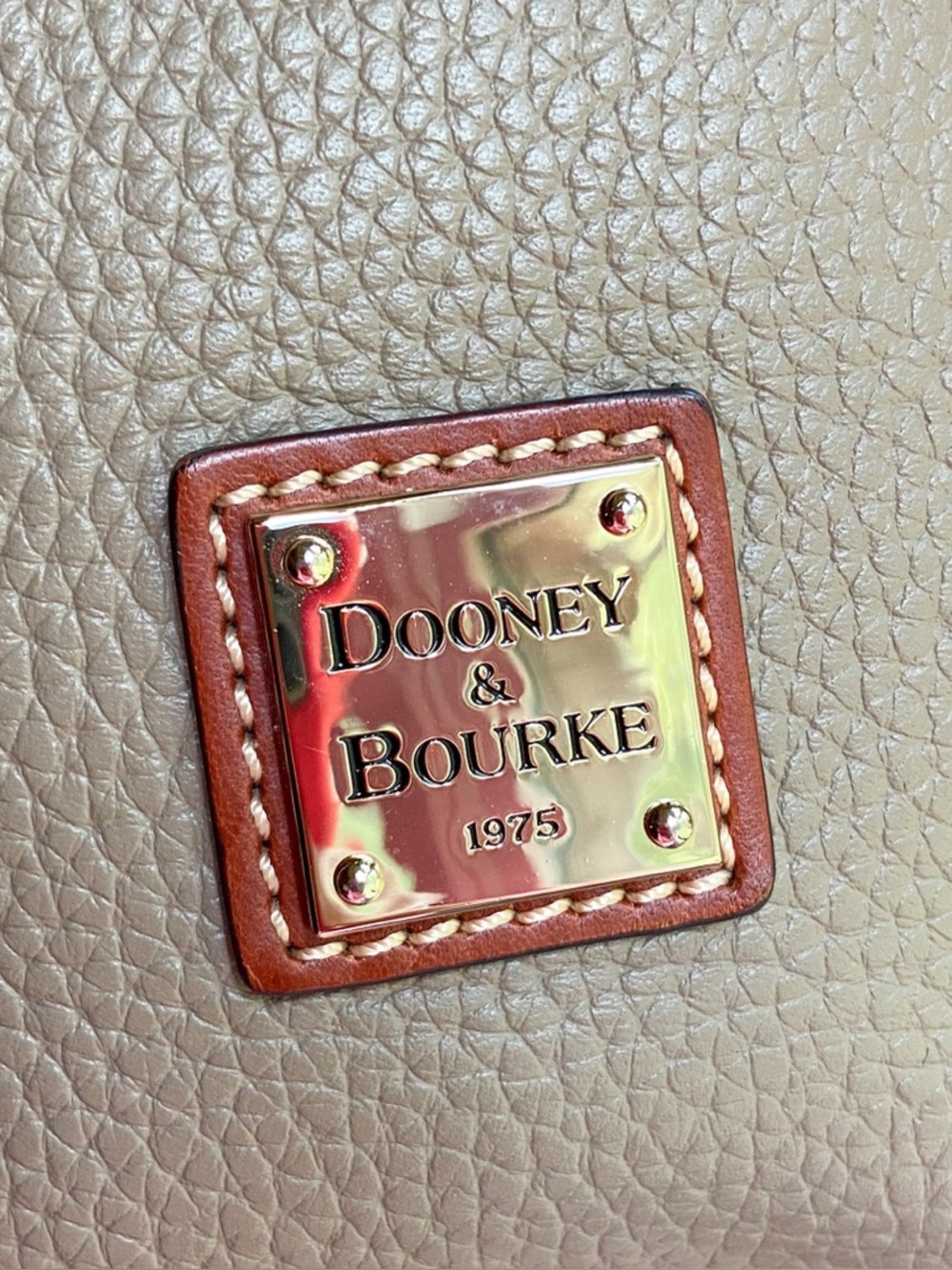 Dooney & Bourke Zippered Leather Crossbody with Red Interior Minimalist Casual - Picture 12 of 17
